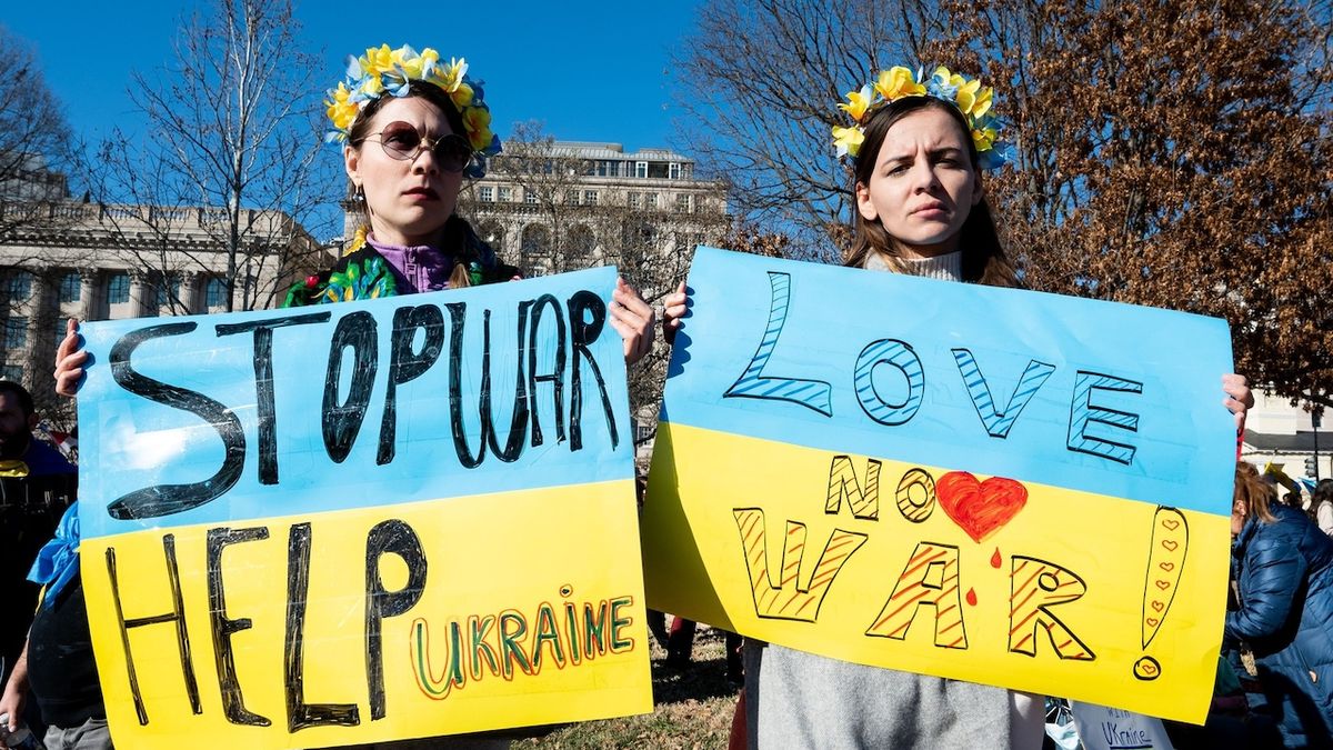 Po polibku do boje. Ukrajinští novomanželé tráví líbánky obranou své země